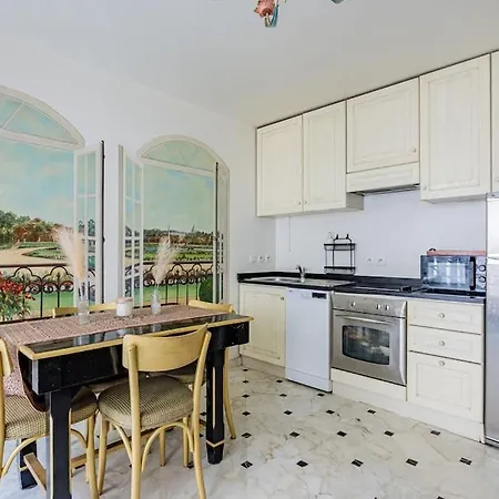 Apartment Grand Et Central, 8e Pres Elysee Paris