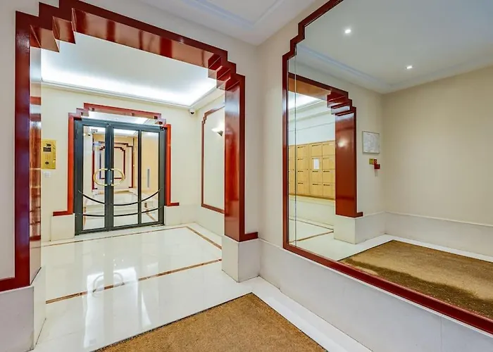 Grand Et Central, 8e Pres Elysee