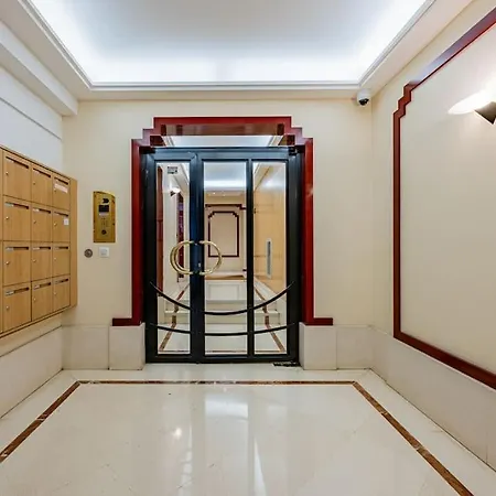 Grand Et Central, 8e Pres Elysee *