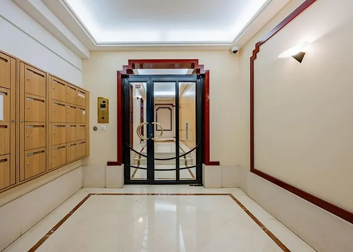Grand Et Central, 8e Pres Elysee *