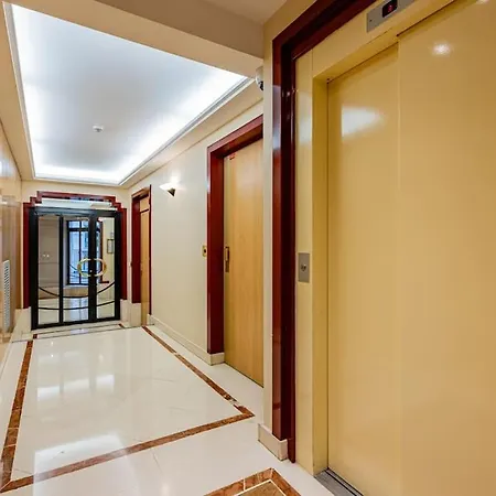Grand Et Central, 8e Pres Elysee Daire